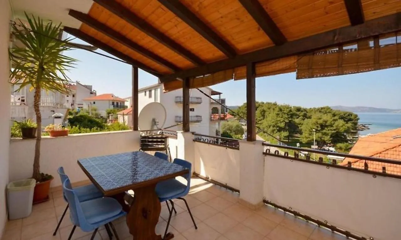 Apartment Bepoto - Family Apartment With Terrace Trogir