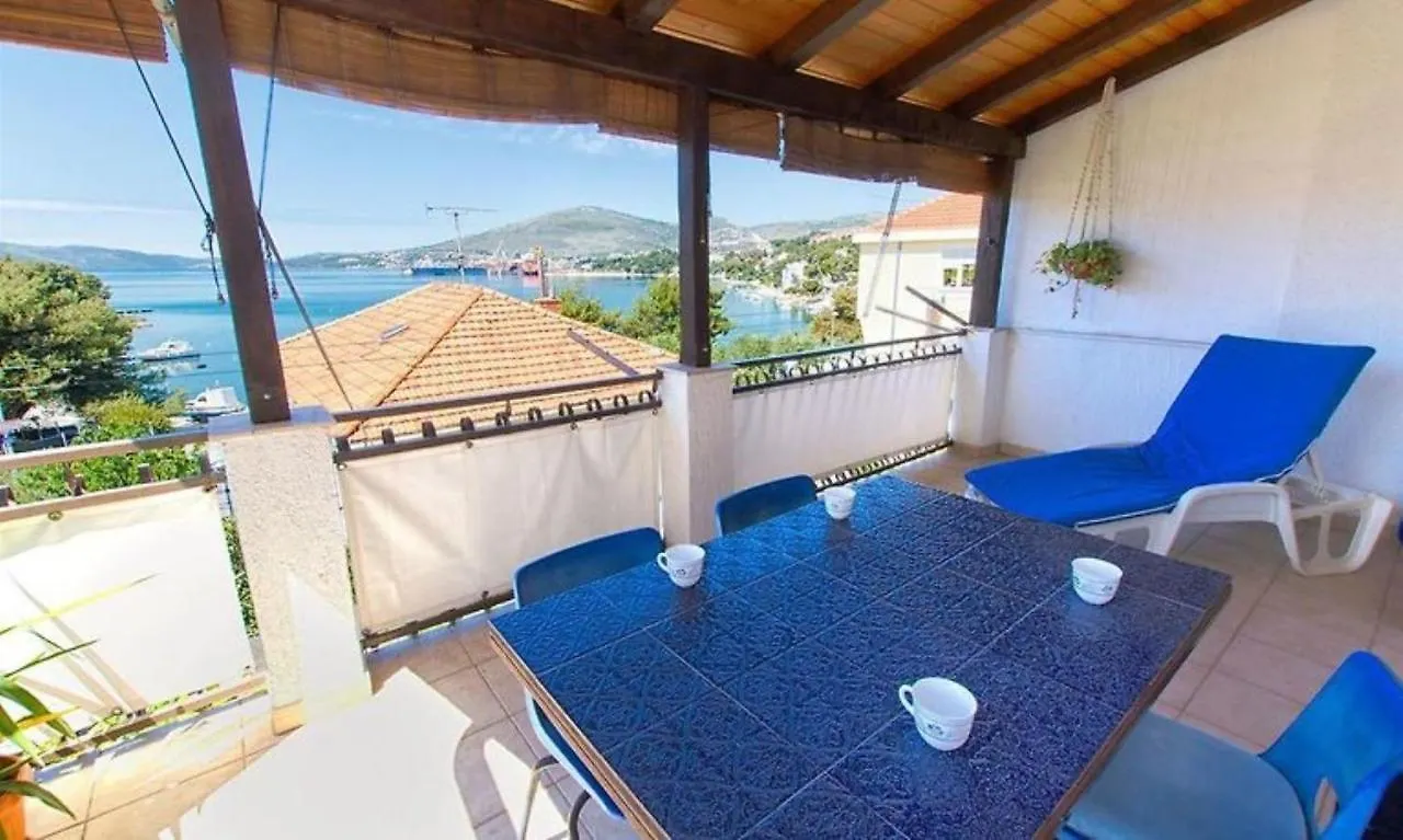 Apartment Bepoto - Family Apartment With Terrace Trogir 0*,