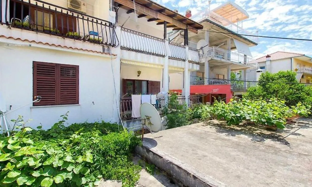 Apartment Bepoto - Family Apartment With Terrace Trogir