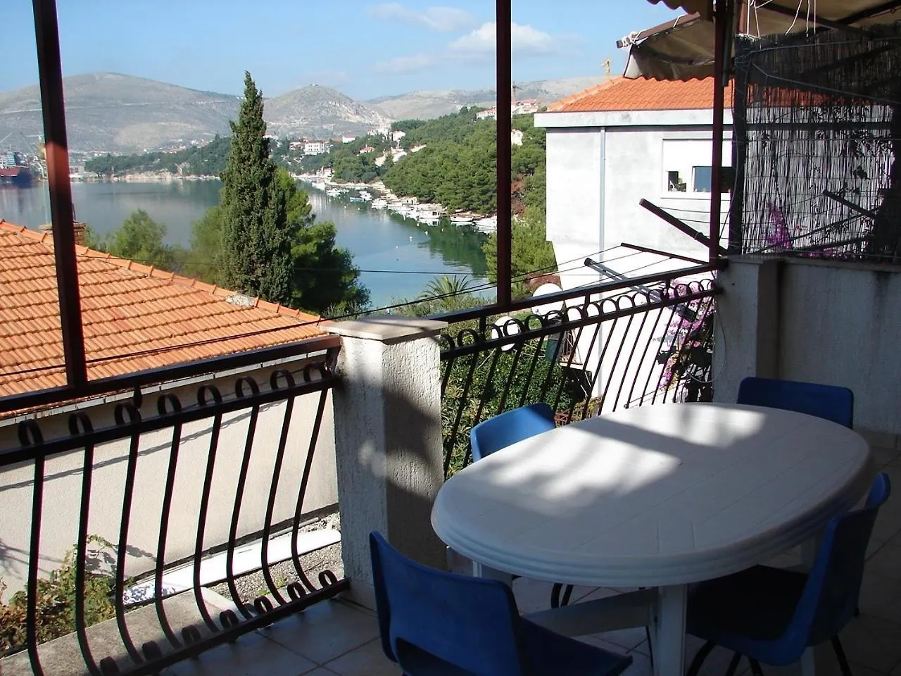 Apartment Bepoto - Family Apartment With Terrace Trogir