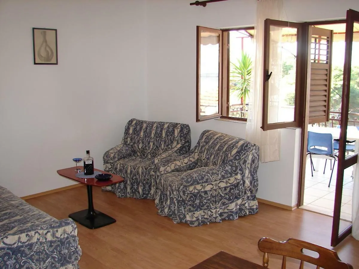 Apartment Bepoto - Family Apartment With Terrace Trogir Kroatien